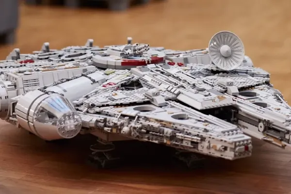 Millennium Falcon (75192)