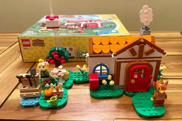 77049 Animal Crossing Isabelle’s House Visit 